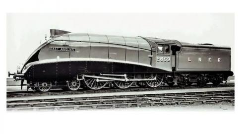 R30137 Hornby LNER Class B17/5 4-6-0, 2870 City of London Era 3